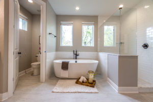 4416 W El Prado - master bath tub