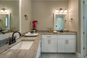 4416 W El Prado - his & hers master bath