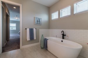 3916.5-N-Ridge-Ave-Master-Bath3